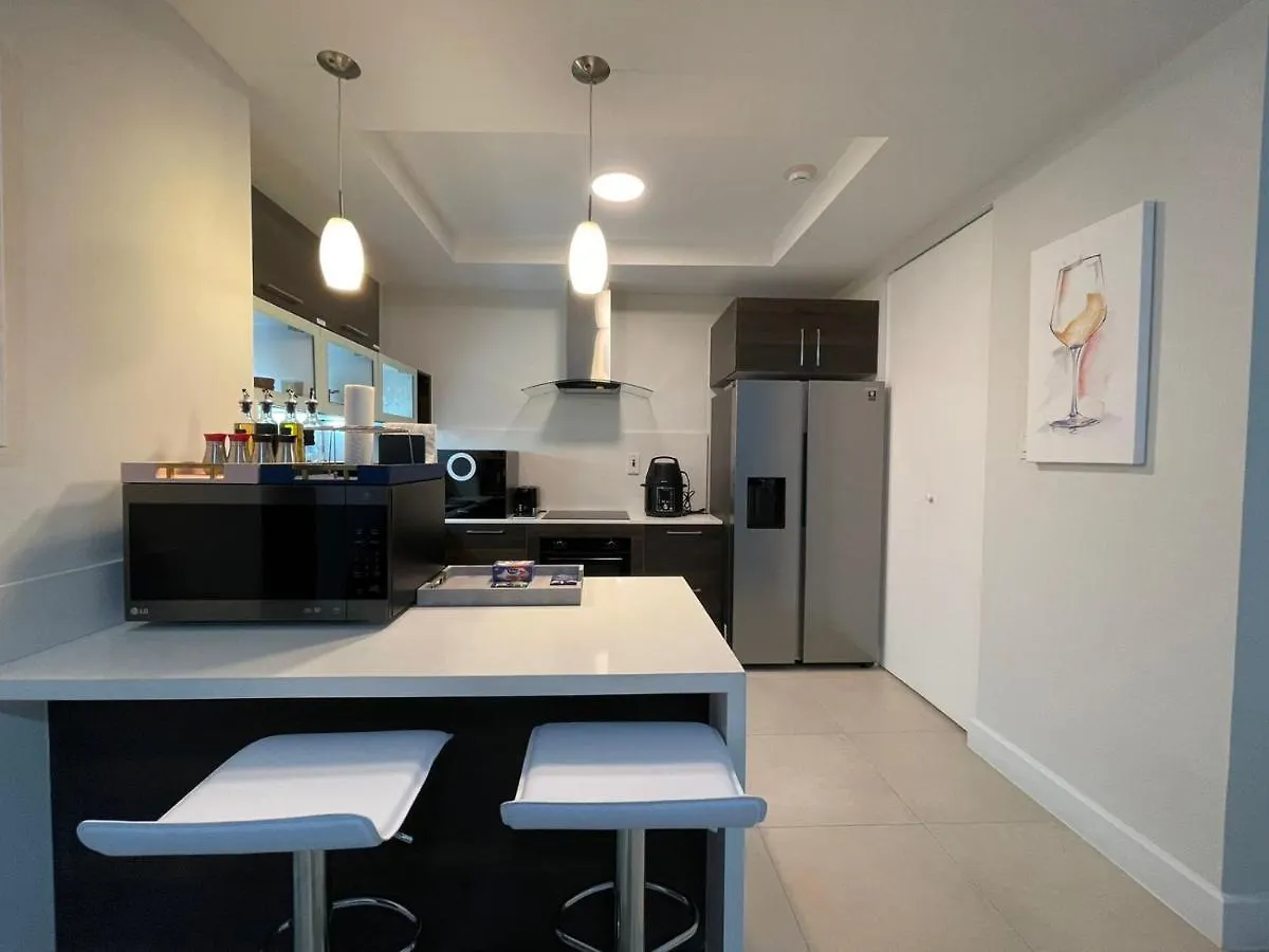 Luxurious Parkhurst 1 Kingston 0*,  Giamaica
